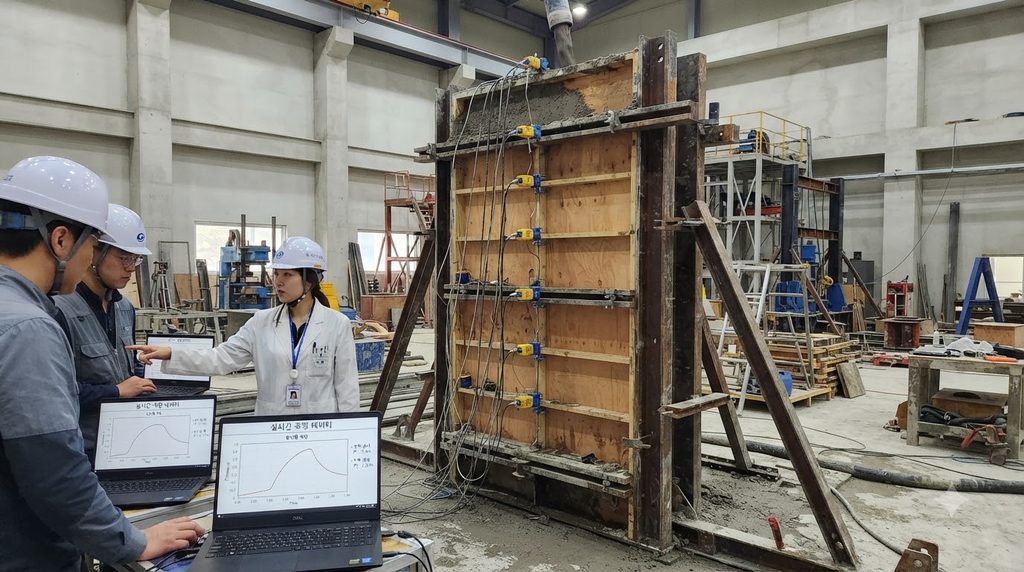 거푸집 측압에 영향을 미치는 굳지 않은 콘크리트의 틱소트로피 특성 7 Researchers testing wall formwor… 20260924000823